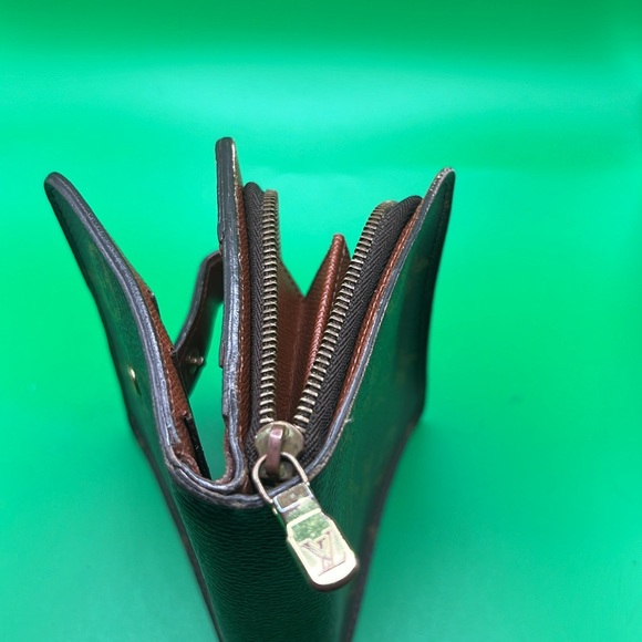 Louis Vuitton Embossed Mens Wallett - Picture 9 of 12